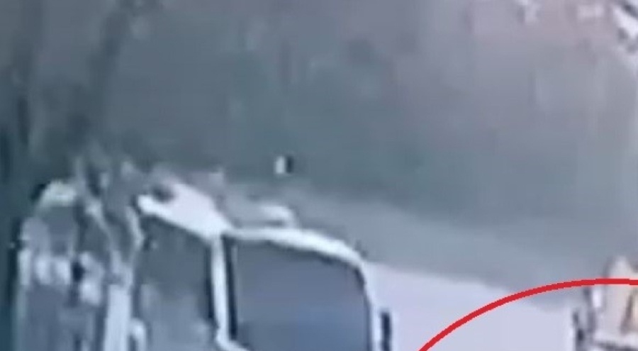 Önce yol kenarındaki kadına, sonra başka araçlara çarptı