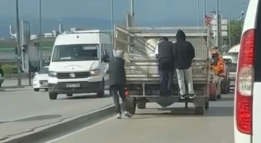 Bursa'da Kamyonetin arkasına tutunarak seyahat ettiler