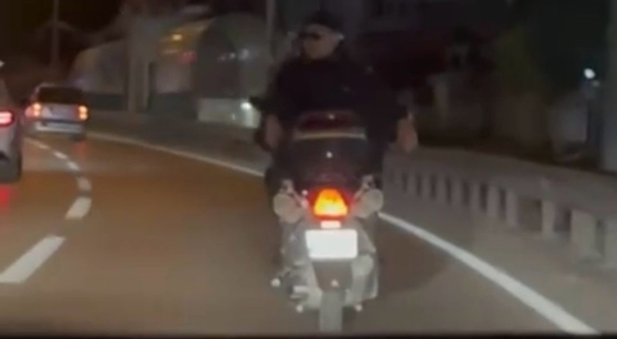 Motosiklete ters bindi, tehlikeli anlar kamerada