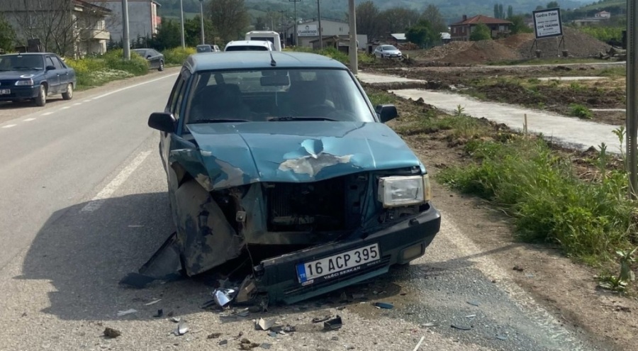 Traktör ile otomobil çarpıştı: 1'i çocuk, 3 yaralı