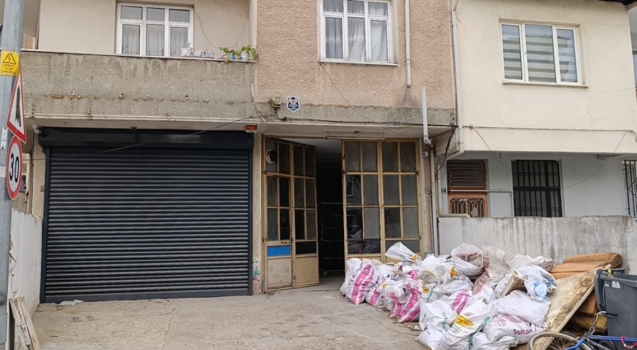 Bursa'da 1. kattan düşen çocuğu moloz dolu çuvallar korudu