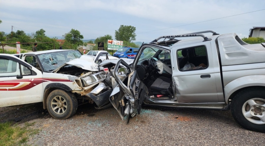 Bursa'da otomobiller kafa kafaya çarpıştı: 1 ölü, 4 yaralı