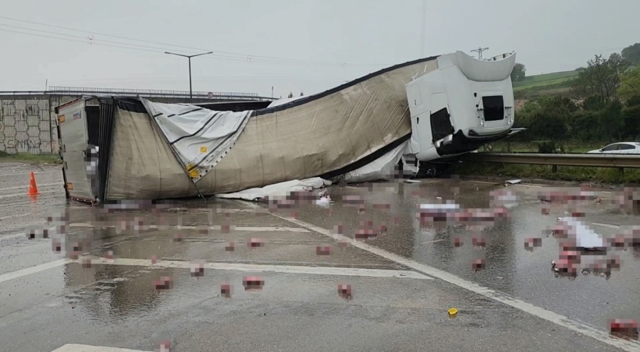 Bursa'da alkol yüklü tır devrildi