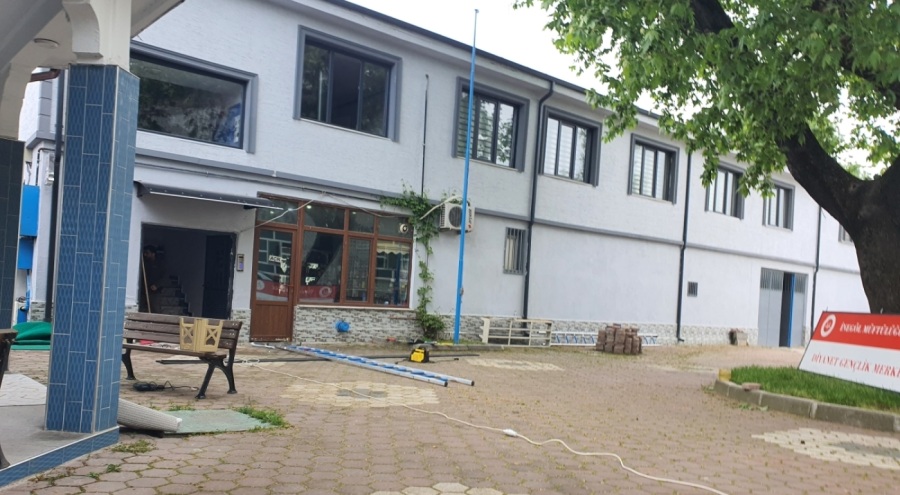 Tabela takarken düşen din görevlisi yaralandı