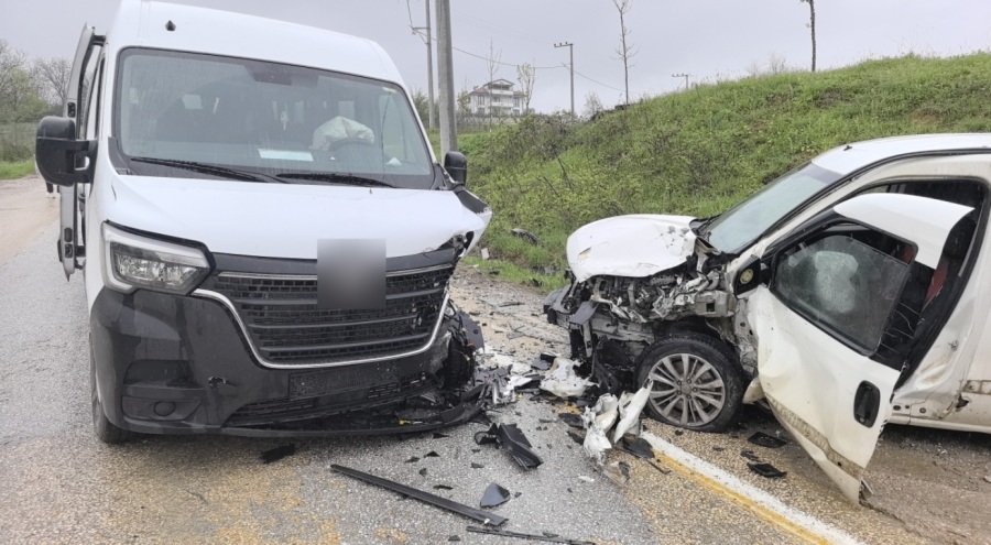 Bursa'da İşçileri taşıyan servis minibüsü ile hafif ticari araç çarpıştı: 13 yaralı