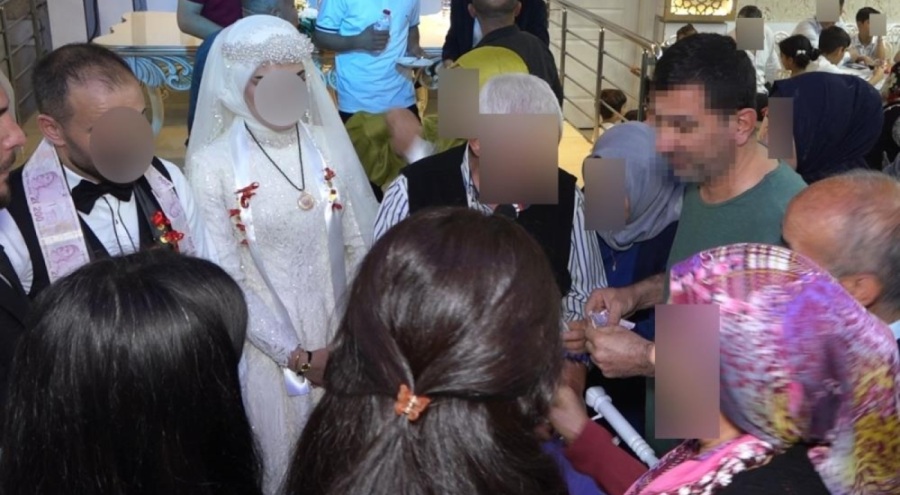 Davetsiz düğüne gitti, pasta yedi, takılan paraları çaldı