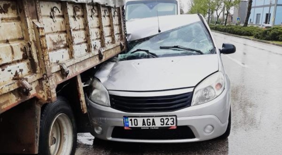 İnegöl'de yağışta kayan otomobil kamyona çarptı: 1 yaralı