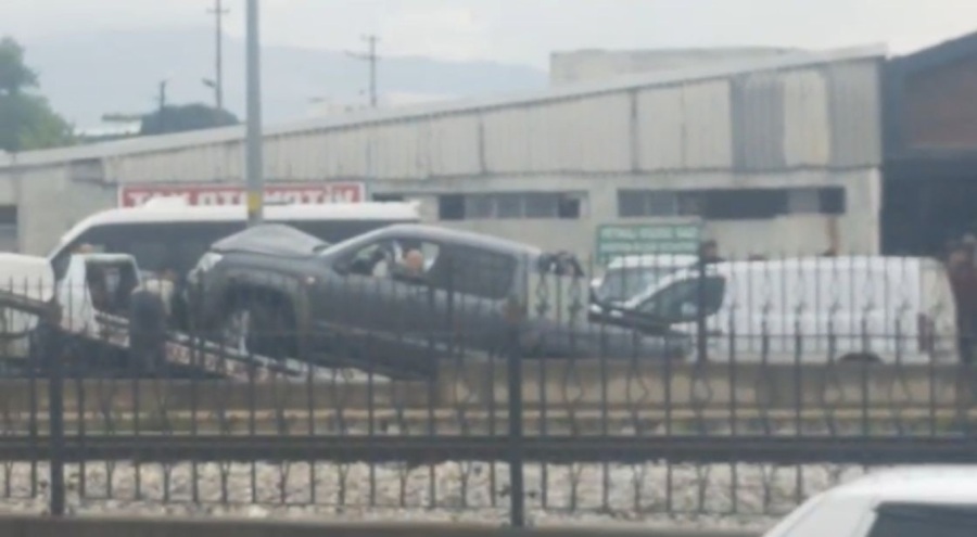 Bursa'da kontrolden çıkan araç durağa daldı