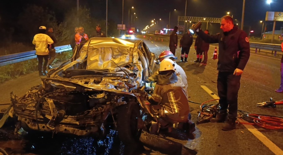 Otomobil kamyonun altına girdi, sürücü ağır yaralandı