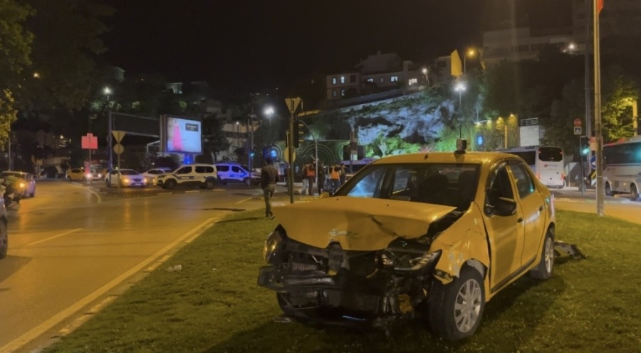 Bursa'da Işık ihlali kaza getirdi... Kırmızı ışıkta geçen otomobil taksiye çarptı: 7 yaralı