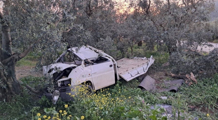 Hurdaya dönen kamyonetten sağ çıktı
