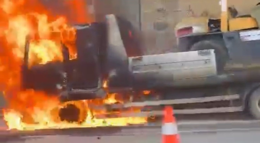 Forklift taşıyan kamyon alevlere teslim oldu