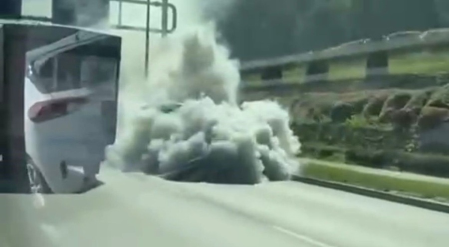 Bursa'da Arıza yapan araç trafiği dumana kattı