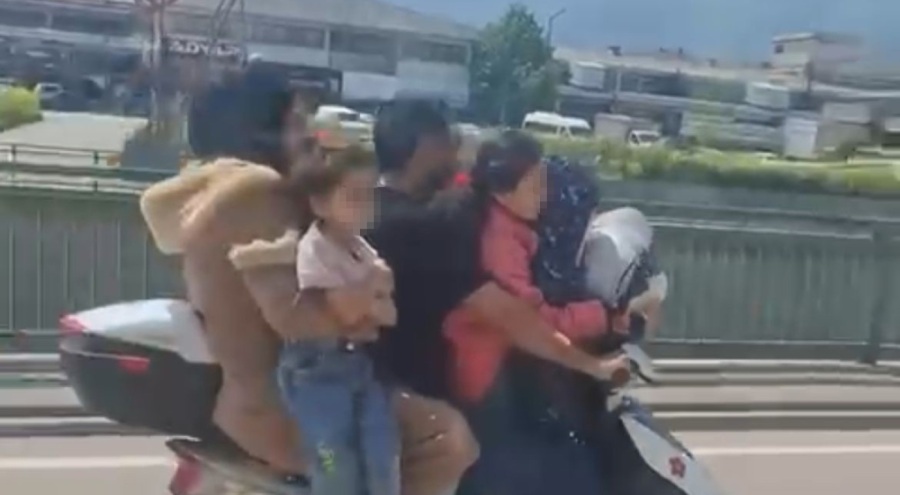 Bursa'da motosiklete 5 kişi binen aile yürekleri ağza getirdi