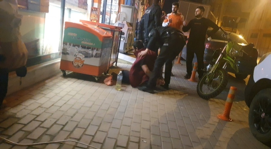 Bursa'da bakkalı kundaklamaya çalıştı, polisler yakaladı
