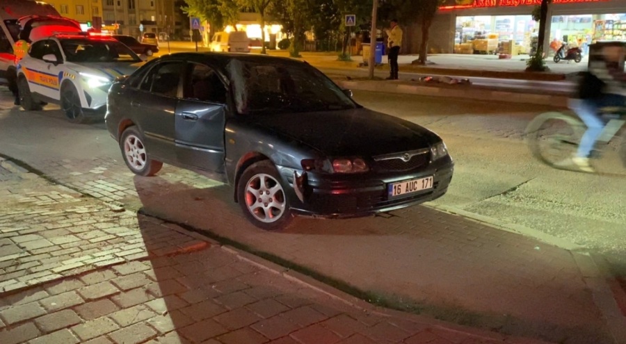 Kontrolden çıkan otomobil aydınlatma direğine çarptı: 2 yaralı