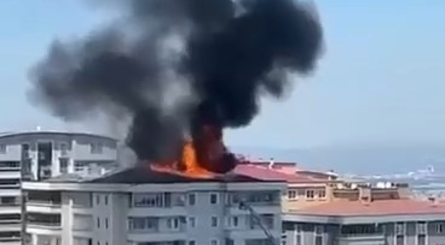 6 katlı binanı çatısı küle döndü