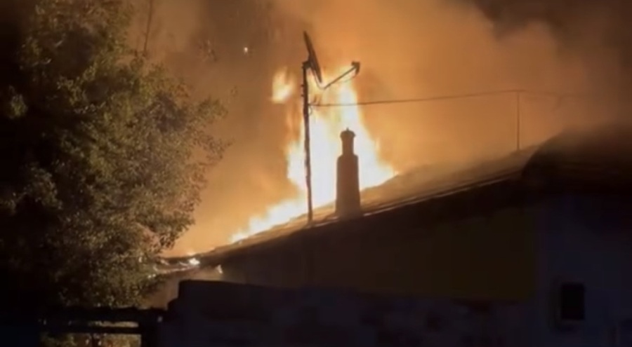 Bursa'da ahır alevlere teslim oldu