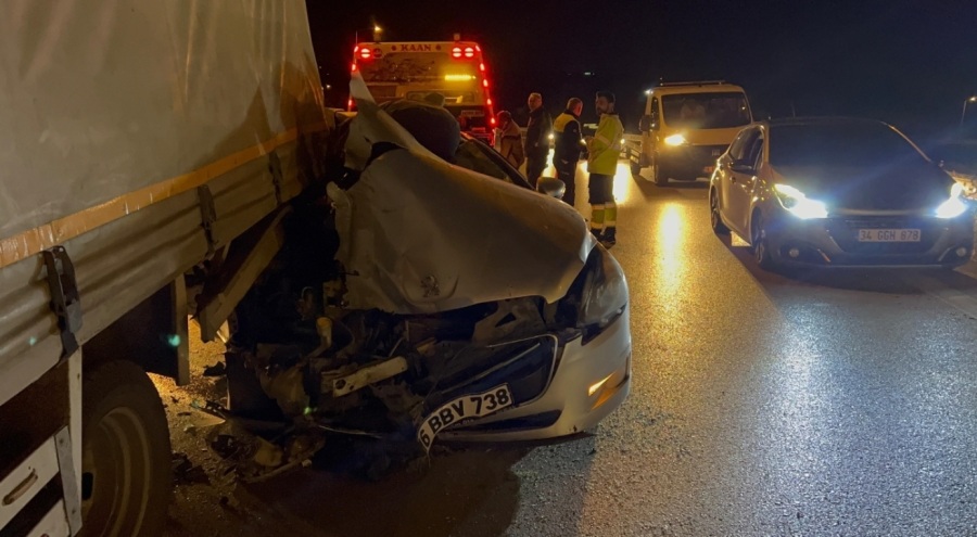 Otomobil kamyona çarptı: 2 yaralı