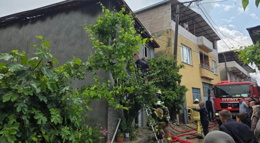 Elektrik tesisatından çıkan yangın evi küle çevirdi