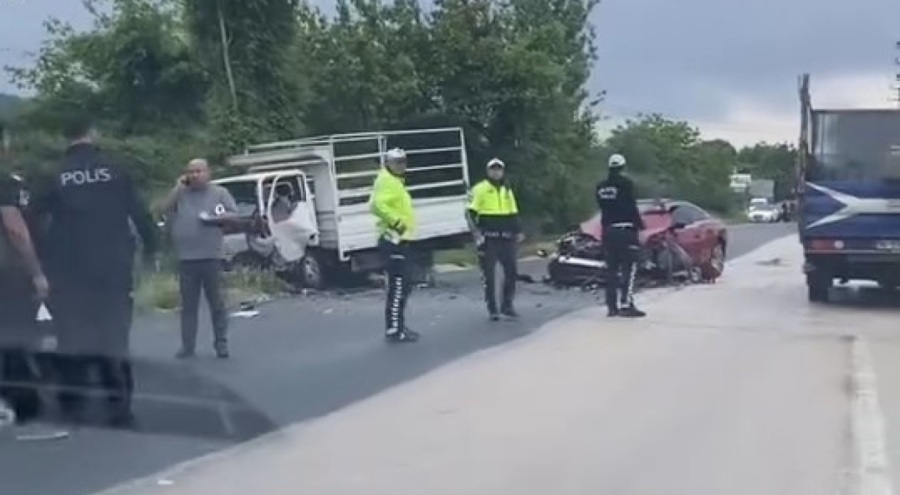 Bursa'da kamyonet ile otomobil çarpıştı: 2 yaralı