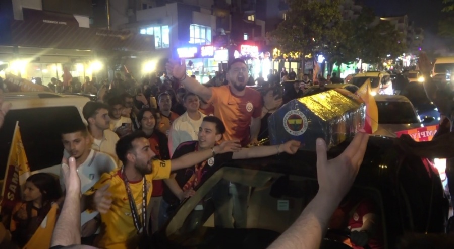 Bursa'da Şampiyonluk kutlamalarında Fenerbahçe tabutu taşındı