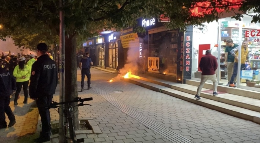 Bursa'da kutlamalarda Fenerbahçeliler Derneği'ne meşale atan taraftar gözaltına alındı