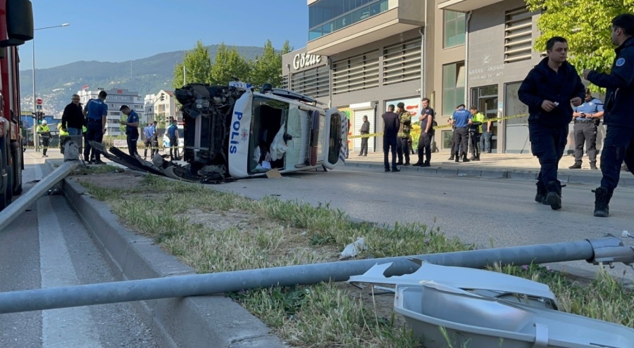 Bursa'da kadına şiddet ihbarından dönen polis aracı takla attı