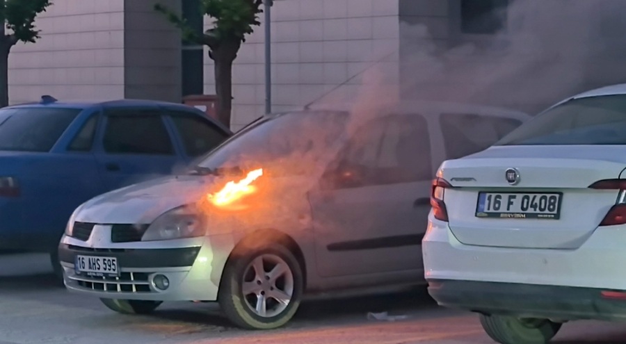 Hastane otoparkında park halindeki araç alevlere teslim oldu