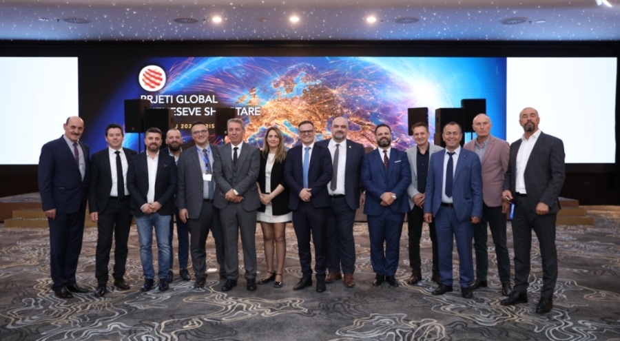 Arnavut iş insanlarından Priştina'ya çıkartma