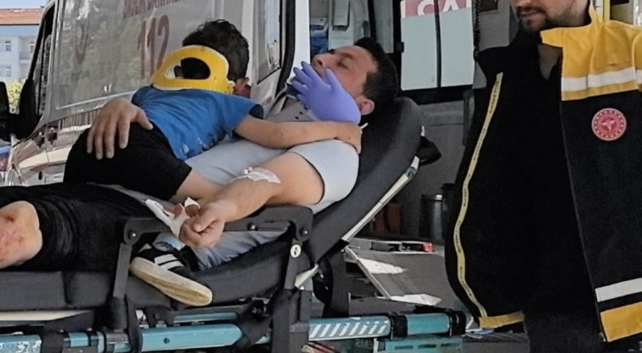 Kazada yaralanan çocuğu eldivenden yaptıkları balonla oyaladılar