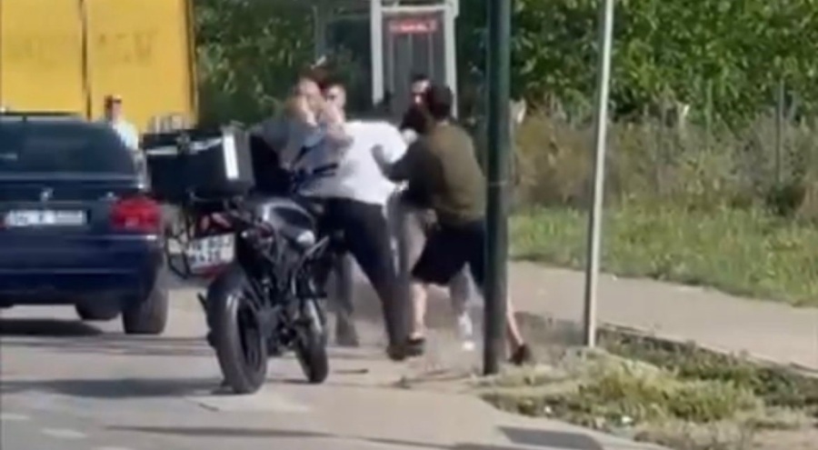 Anayol boks ringine döndü... Trafik durdu yumruklar havada uçuştu