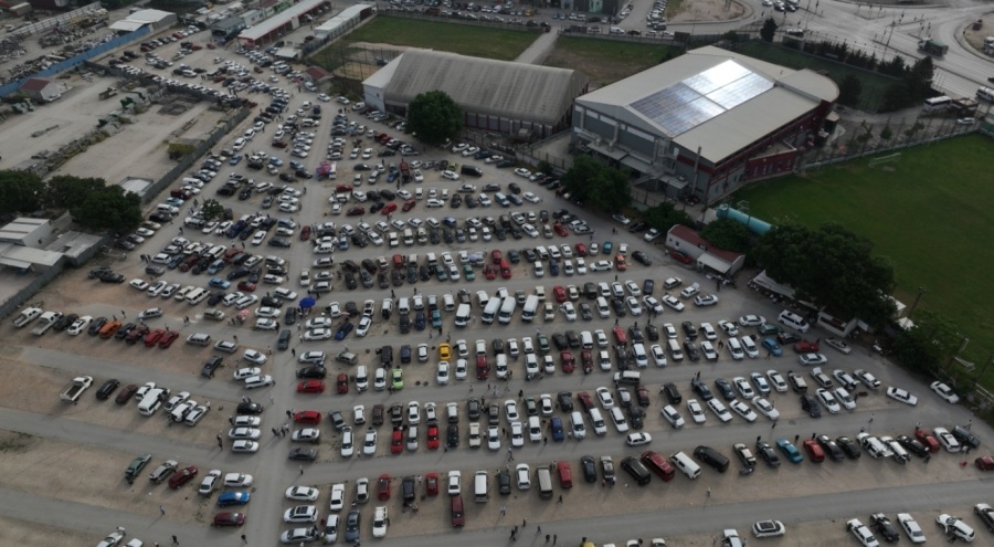 İkinci el oto pazarında bayram havası