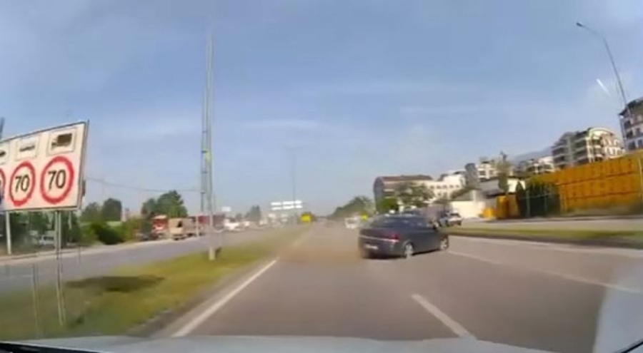 Lastiği patlayan otomobil karşı şeride uçtu