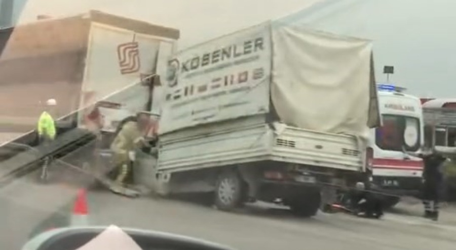 Sıkışan sürücüyü ekipler kurtardı