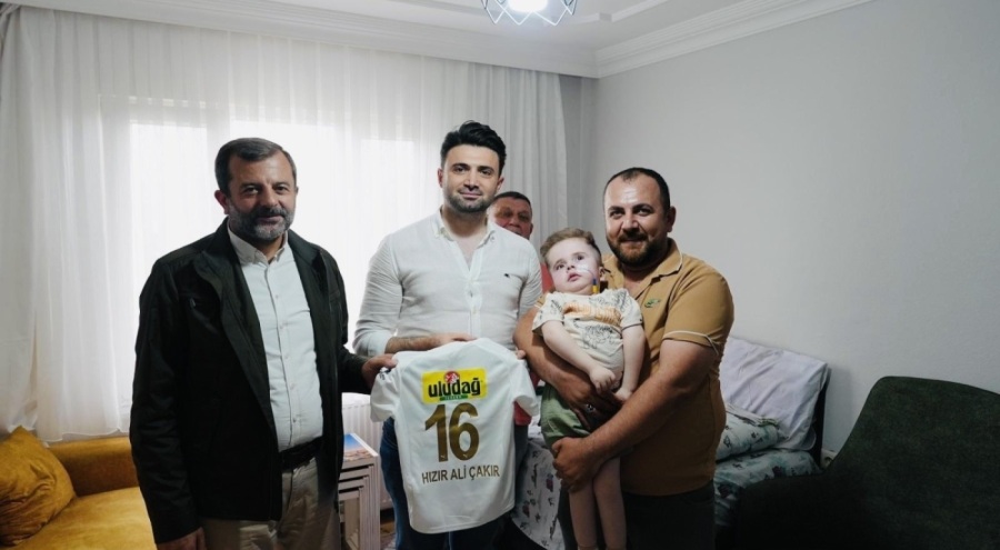 Enes Çelik'ten minik taraftara anlamlı ziyaret