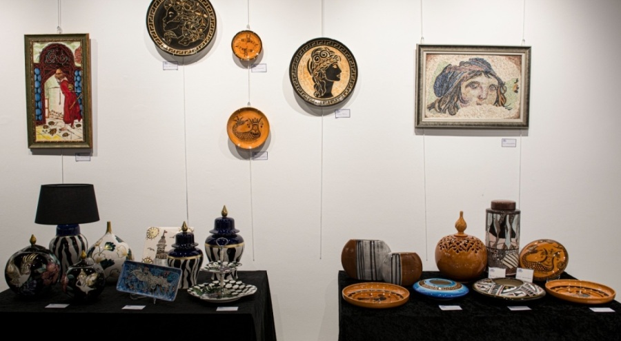 El emeği çinilerini sanatseverlerle buluşturdular