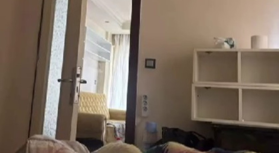 Evini aparta çevirip, prizlere gizli kamera yerleştirdi