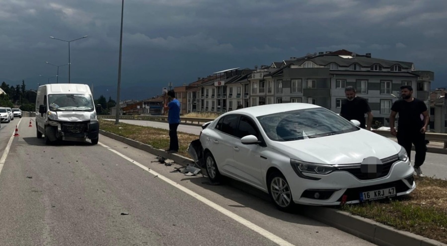 Minibüs ile otomobil çarpıştı : 1 yaralı