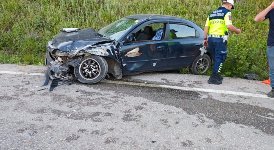 Bursa'da iki otomobil kafa kafaya çarpıştı: 3 yaralı