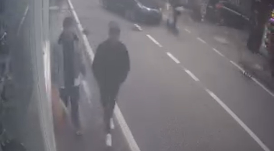 Ani dönüş yapan otomobil scooter sürücüsüne böyle çarptı