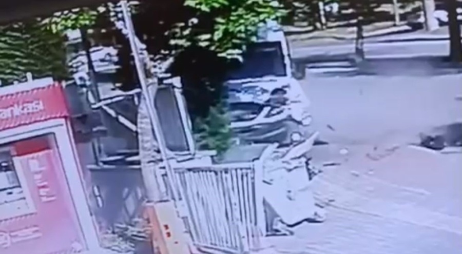 Bankamatikten para çekti, servis aracının altında kaldı...O anlar kamerada