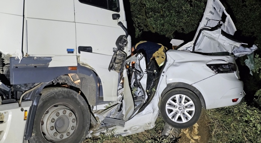 Tır otomobili biçti: 1 ölü, 1 yaralı