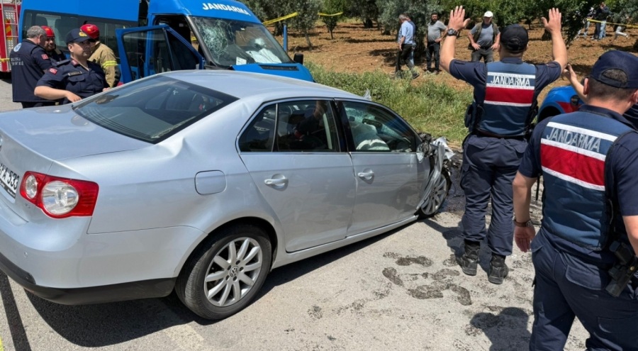 Bursa'Da Hatalı sollama yapan otomobil jandarma ekibiyle çarpıştı: 1 ölü 2 yaralı