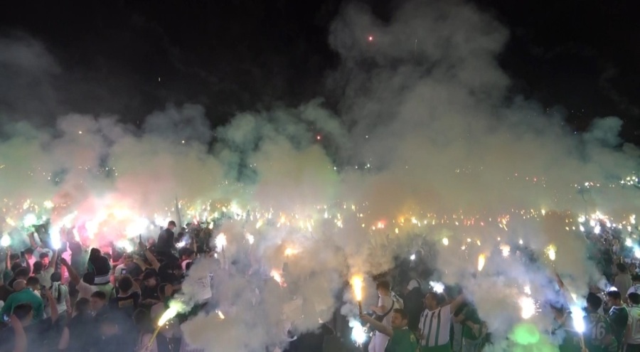 Böyle kutlama görülmedi, binlerce taraftar geceyi aydınlattı