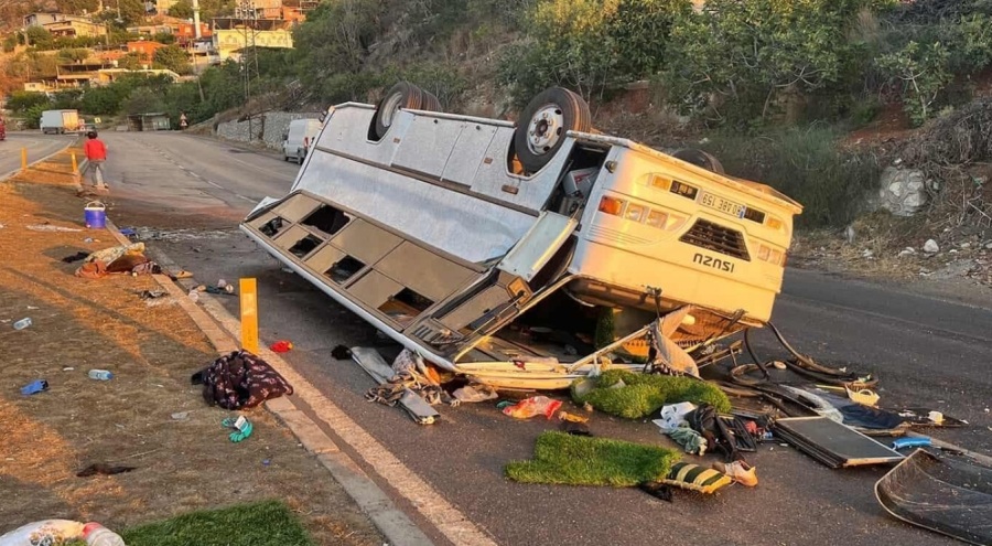 Tarım işçilerini taşıyan servis midibüsü ters döndü: 25 yaralı