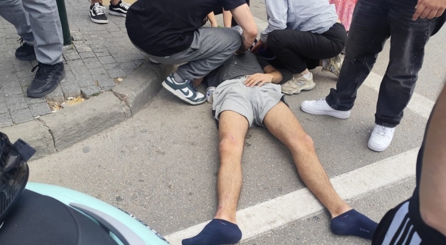 Otomobilin çarptığı 2 motosikletteki gençler yaralandı