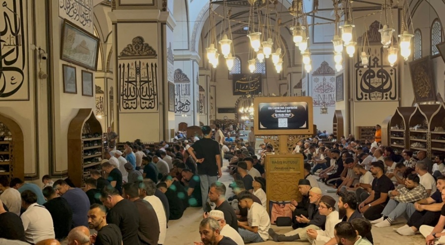 Bursa'da binlerce vatandaş Kurban Bayramı'nda Ulu Cami'ye akın etti
