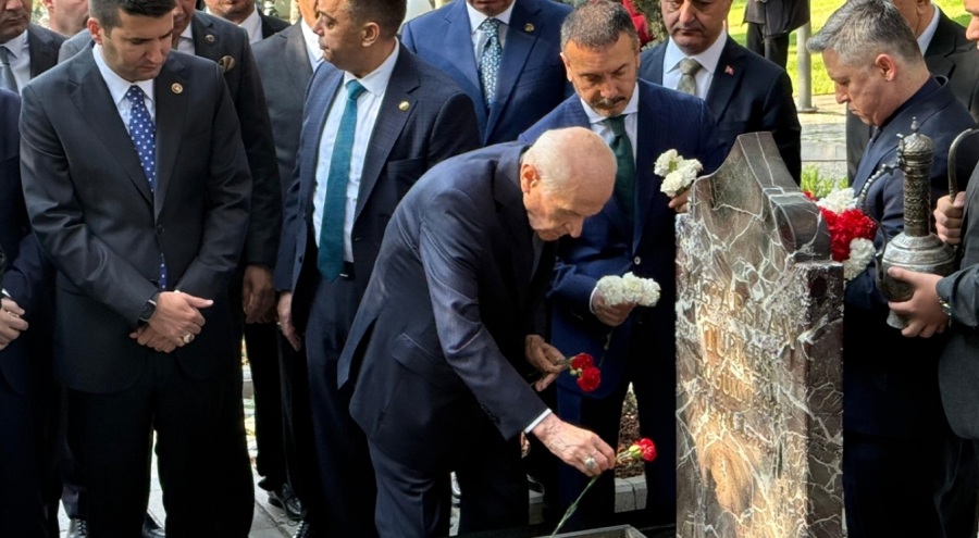 MHP Genel Başkanı Bahçeli, Alparslan Türkeş'in kabrini ziyaret etti