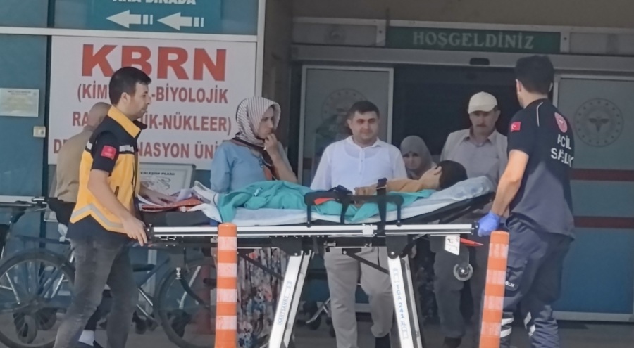 Bıçağın üzerine düşen çocuk ağır yaralandı